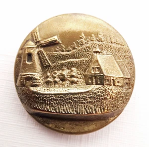 Mulino a vento e casetta ~ antico pulsante quadro costruzione ottone stampato ~ 3/4" 19 mm - Foto 1 di 4