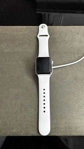 Apple Watch (Series 3) - 38 mm case - Silver Aluminum - White Band - Photo 1 sur 5