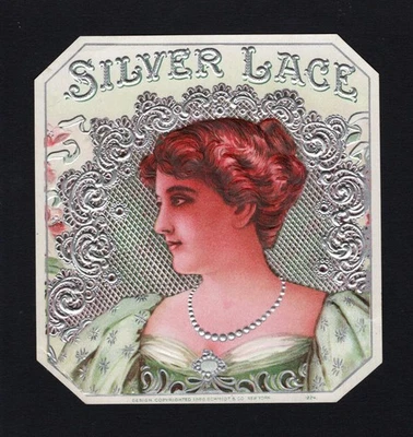 Etiqueta de cigarro antigua original de encaje plateado - MUJER JOVEN - FLORES - PLATA EN RELIEVE Foto 1 de 2