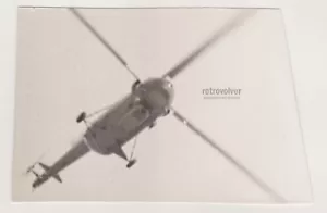 Elicottero a scatto dal basso in volo cattura eliche giranti sopra foto - Foto 1 di 7