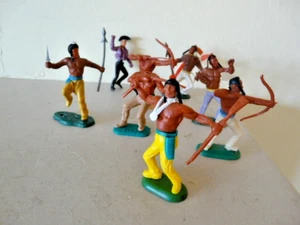 8 TIMPO TOYS? INDIANI AMERICANI IN PLASTICA + COWBOY - Foto 1 di 11