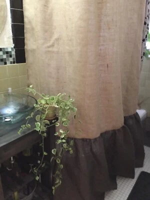 Arpillera natural/marrón oscuro con cortina de ducha de granja de fondo fruncido/reunido Foto 1 de 4