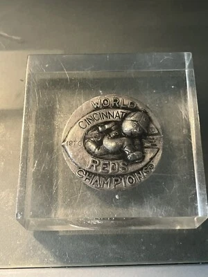 RARE 1976 CINCINNATI REDS SIGNED PEWTER MEDALLION BIG RED MACHINE TEAM! - Image 1 of 4