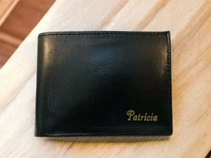 Individuelle schwarze Leder Geldbörse - personalisiert Name Patricia auf beiden Seiten - Geschenkidee - Bild 1 von 5
