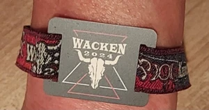 Original Wacken WOA 2024 Festivalbändchen -getragen von einer großen Frau TOP - Bild 1 von 1