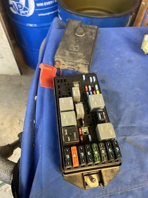 Conjunto de caja de fusibles de motor Buick Century 2000-2005 10332972 OEM 01 02 03 04 Foto 1 de 4