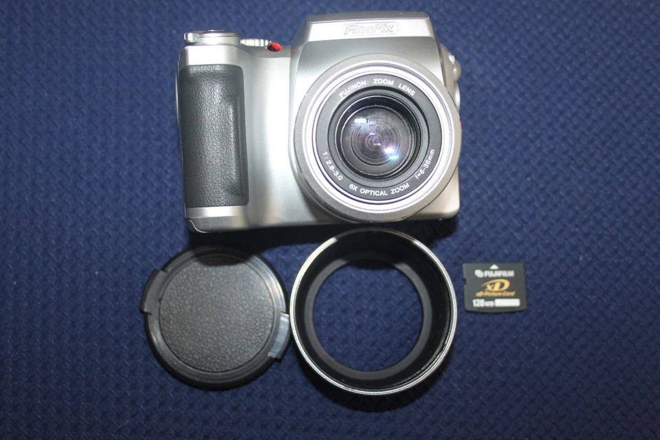 Vintage Digital DSLR Style Bridge Camera Fujifilm S3500 WITH 128 MB XD CARD - Image 1 of 3