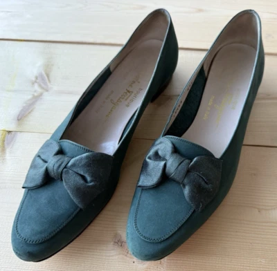 Salvatore Ferragamo Boutique Green Suede Flats  Silk Bows  Size 8 4A - Image 1 of 4