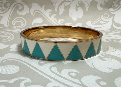 Brazalete Brazalete Trina Turk Tono Dorado Turquesa Blanco Triángulo Esmalte Bisagras Foto 1 de 4