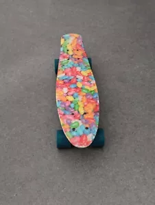 Monopatín estilo retro Mini Cruiser - Cubierta de plástico multicolor marca Twobarefoot - Imagen 1 de 23
