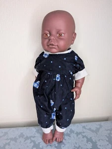 Peterkin Boy Baby Doll Black Ethnic Anatomically Correct with Baby Grow Romper - Foto 1 di 8