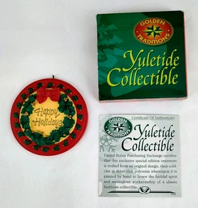 TRADICIONES DORADAS Navidad Coleccionable 3.5" Feliz Navidad Adorno - Imagen 1 de 6