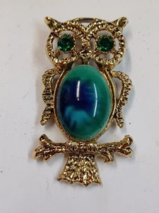 Vintage goldfarbene Eule Brosche Anhänger mit grünen Augen & Kunstglas Cabochon - Bild 1 von 3