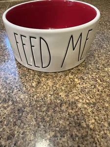 Rae Dunn großer 6" Hund Haustier Napf "Feed Me" Urlaub Weihnachten weiß mit rot - Bild 1 von 3