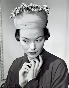 1950 Press Photo Fashion Model poses in Evening Turban Hat with jewels & sequins - Picture 1 of 2