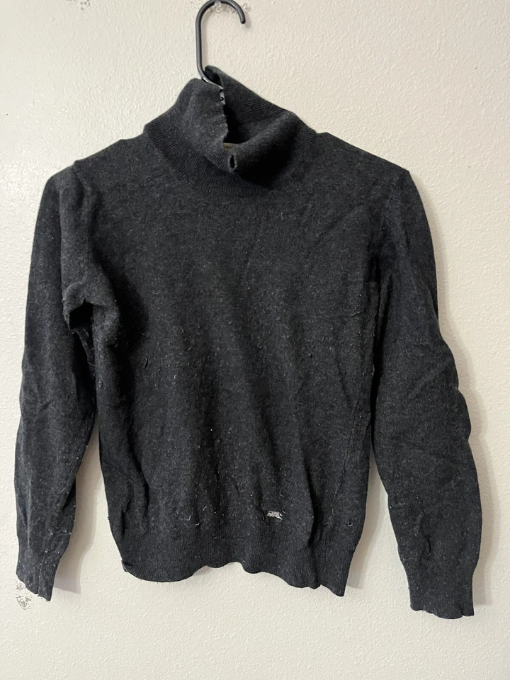 Suéter feminino Burberry gola alta cotovelo ombro patch lã cashmere cinza grande - Imagem 1 de 4