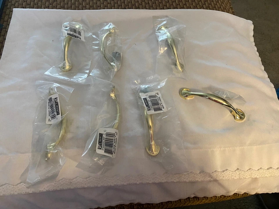 "7 tiradores de cajón de color dorado con tornillos plateados, 4 3/4"" L, 1"" de profundidad, Liberty nuevos" Foto 1 de 4