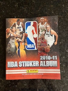 ALBUM FIGURINE NBA PANINI 2010-11 PARZIALMENTE COMPLETO! INCLUDE 92 ADESIVI! - Foto 1 di 18