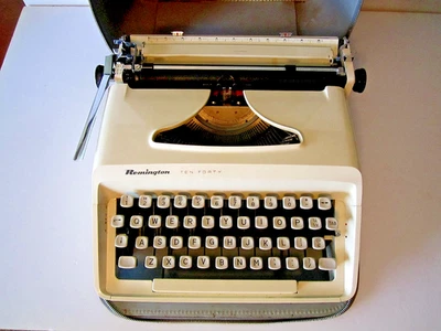 Máquina de escribir manual Remington Ten Forty en funcionamiento con estuche incluido Foto 1 de 4