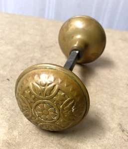 A Pair of Vintage Decorative Brass Door Knobs - Picture 1 of 5