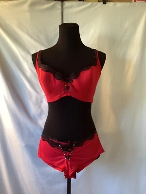 Nuevo conjunto de sujetador/braguita (M) con cordones rojo/negro Frederick's of Hollywood 36DDD/F sin etiquetas Foto 1 de 4