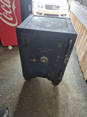 Antigua caja fuerte muy pesada de la década de 1800 tengo combinación a caja fuerte Foto 1 de 4