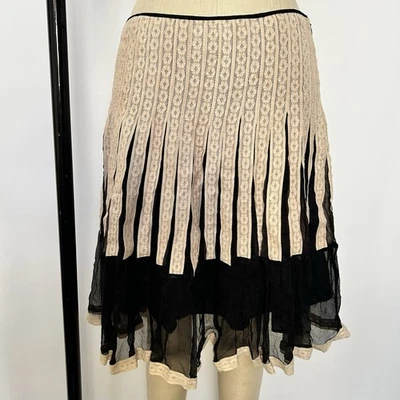 Bebe Crema y Negro Encaje Midi Seda Falda con un toque de fantasía Foto 1 de 4