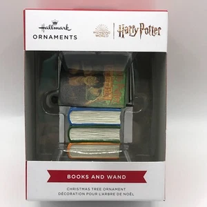 Hallmark Ornament 2024 HARRY POTTER Bücher und Zauberstab Stapelbücher Feuerkelch - Bild 1 von 8