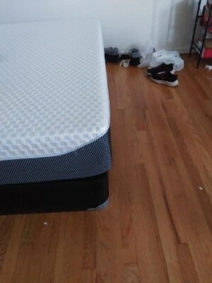 Espuma con memoria Ashley Sleep Gruve de 10 pulgadas Foto 1 de 2