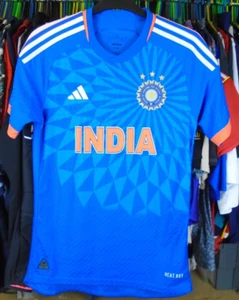 MAGLIA MAGLIA CRICKET INDIA 2023-2024 ADIDAS ONE DAY ODI T20 TOP SMALL - Foto 1 di 6