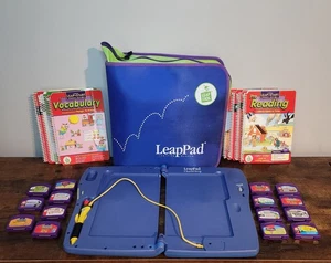 Sistema de escritura Leap Frog LeapPad Plus con 8 libros y 15 cartuchos y estuche probado - Imagen 1 de 24
