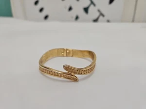 Pulsera Monet Vintage Tono Dorado Bisagras Abrazadera Brazalete Diseño Grabado Pulsera - Imagen 1 de 5