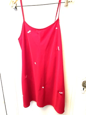 Lencería roja Natori Classics con correas ajustables de corazones rojos y blancos bordados Foto 1 de 4