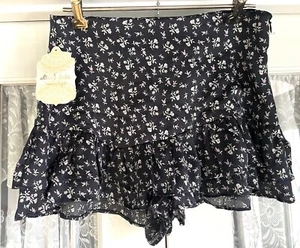 Pantaloncini casual floreali casual da donna Altar'd State (taglia small) neri delicati - Foto 1 di 5
