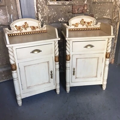 Par de Mesitas de Noche Infantiles Blanco Crema Cebada Twist Bebé Pollitos Granja Elegante Foto 1 de 4