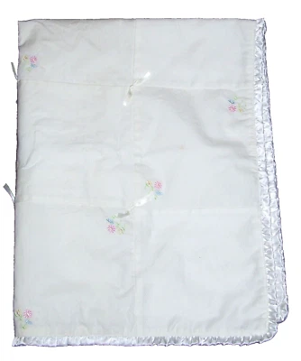 Manta de bebé Carters Sweet Daisy blanca retazos satinados florales borde con volantes Foto 1 de 4