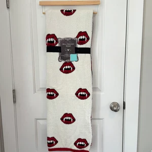 VAMPIRE Mouth Halloween Throw Blanket from Well Dressed Home BNWT - Picture 1 of 6