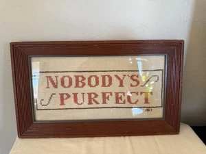 Vintage Kreuzstich Nadelspitze Kunstwerk mit der Aufschrift "Nobody's Purfect" Holzrahmen 1967 - Bild 1 von 8