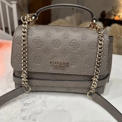 Bolso de mano GUESS color topo oscuro con logotipo de Zarela Foto 1 de 4