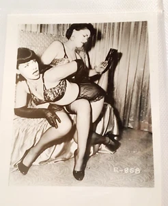 SELTENE BETTIE PAGE Spanking VINTAGE 1950er 5 x4 FOTO IRVING KLAW E-858 - Bild 1 von 2