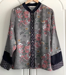 Blusa Rabens Saloner Vinca Gris Floral 100% Seda Cuello Mandarín Talla Grande - Imagen 1 de 9