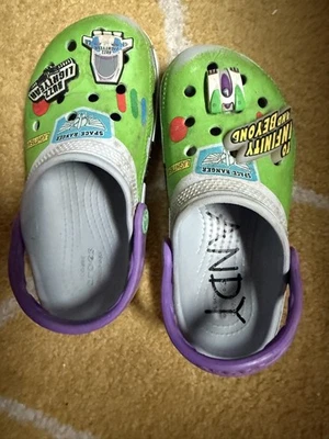Zueco iluminado Disney Crocs X Toy Story Buzz Lightyear niños talla C12  Foto 1 de 4