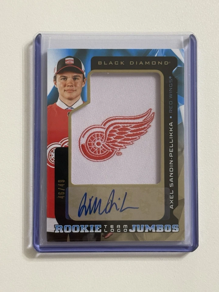 2025-26 UD Black Diamond AXEL SANDIN-PELLIKKA Rookie Team Logo Jumbos Auto /49 - Imagem 1 de 2