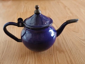 Bollitore per tè vintage smaltato blu con coperchio a cerniera - Foto 1 di 10