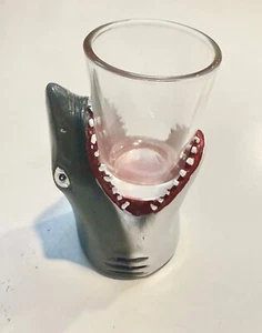 Bicchiere da tiro attacco squalo - Foto 1 di 1