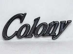 1973-1978 Mercury Marquis Colony Park Wagon 'COLONY' EMBLEM Badge 1/4 NAME PLATE - Foto 1 di 7