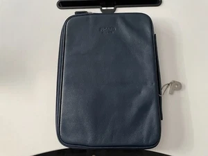 Für Reise und Urlaub: Komfortables PICARD Tablet-Case in Blau. - Bild 1 von 5