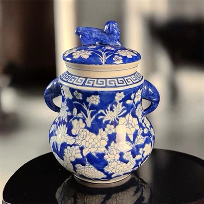 Tarro de jengibre chino azul y blanco y tapa abovedada con perro foo reclinable Foto 1 de 4