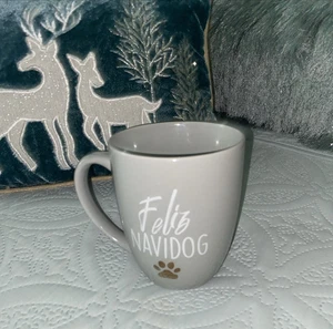 Taza de Navidad Feliz Navidad Navidog Perro Gris con Estampado de Pata Dorada 16 OZ Crofton - Imagen 1 de 5