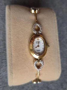 Banda Anne Klein para mujer en tono dorado con corazones de diamantes sintéticos - Imagen 1 de 4